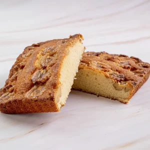 Pastel de nueces artesano partido por la mitad