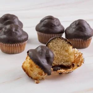 Magdalenas con cobertura de chocolate partida por la mitad