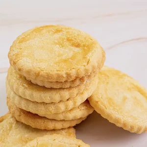 Pastas artesanales de mantequilla colocadas en torre sobre una mesa